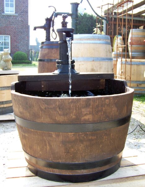 Weinfass Wasserspiel m. Pitcherpumpe