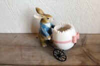 Osterhase mit Eierwagen