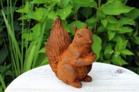 Gartenfigur Eichhörnchen sitzend
