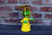 Zaunhocker Frosch mit Regenschirm