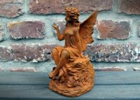 Gartenfigur Elfe auf Sockel sitzend