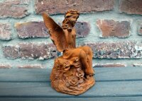 Gartenfigur Elfe auf Sockel sitzend