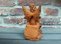 Gartenfigur Elfe auf Sockel sitzend