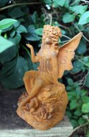 Gartenfigur Elfe auf Sockel sitzend