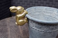 Dekofigur Hase kletternd gold H8cm