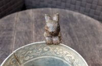 Dekofigur Hase kletternd antikgrau-braun H7,5cm